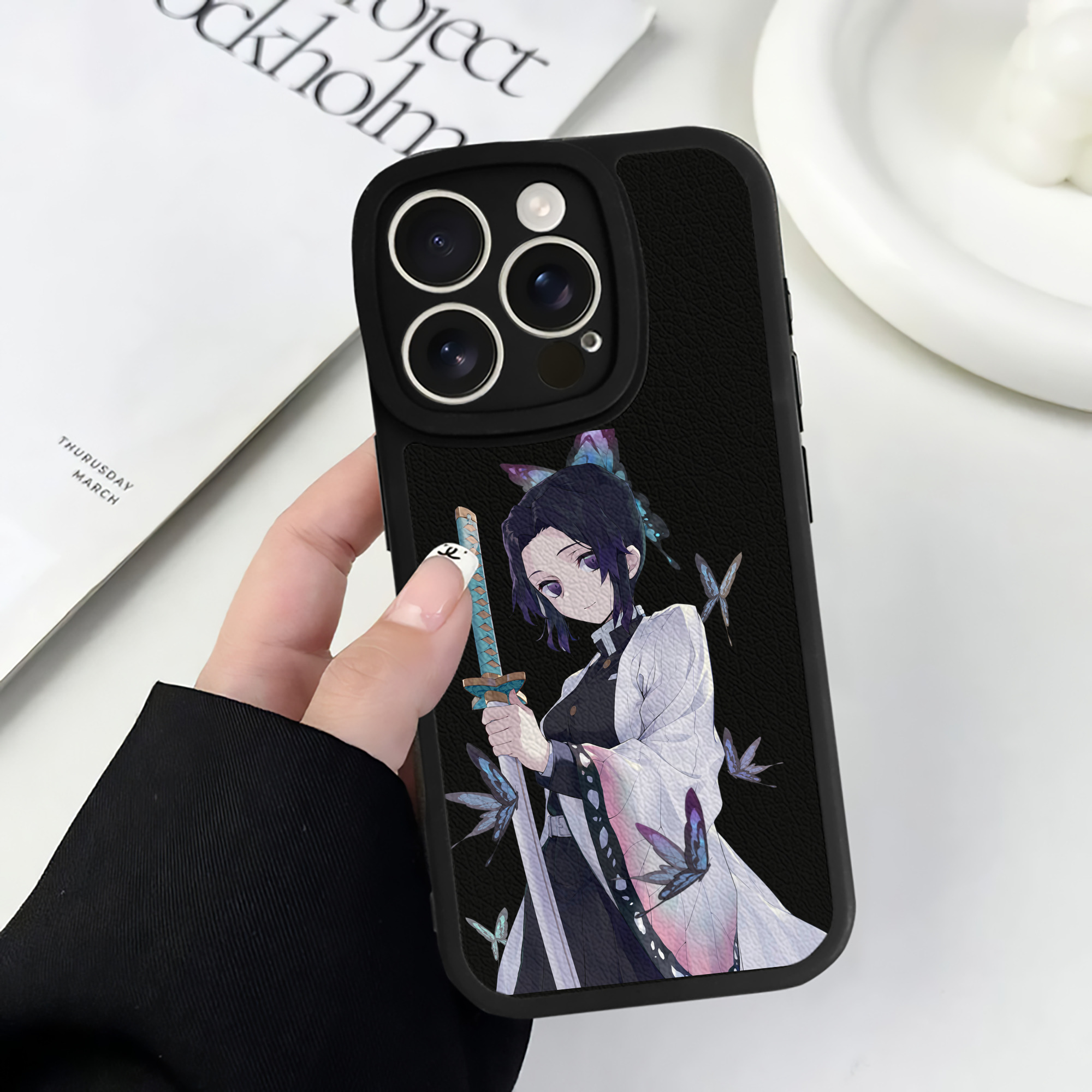 （画像用） 鬼滅の刃（きめつのやいば）蟲柱-胡蝶 しのぶ／こちょう しのぶ Kochou Shinobu 【iPhone 16シリーズ対応】シリコンスマホケース（レザー調） 材質：シリコン